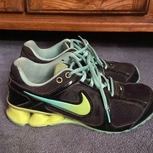 NIKE • REAX Sneakers